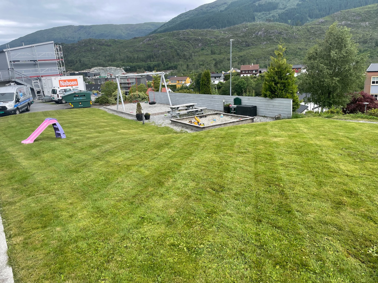 Plen med fjell i bakgrunnen